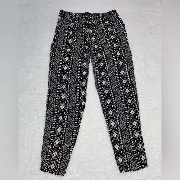 H&M Black and White Pants Light Thin Stylish Comfy Cute Patterned Tribal Pockets - Picture 6 of 6